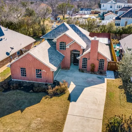 Rockwall Lux Retreat💥Pool&Spa💥Covered Patio-5min walk downtown-Parks-Trails-Lake