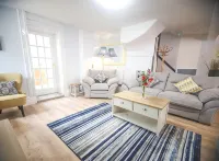 A 6 bedroom property, 2  minute walk to the sea front, beach and restaurants. - 4-Star
