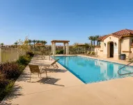 Pet-Friendly 4 Bed Home w/ Pool Access, Patio & Garage – Walk to Dining! - Homestays