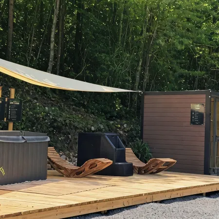 Moonshine Cabin tucked away on the Mountain,Great Location with private Hot Tub!