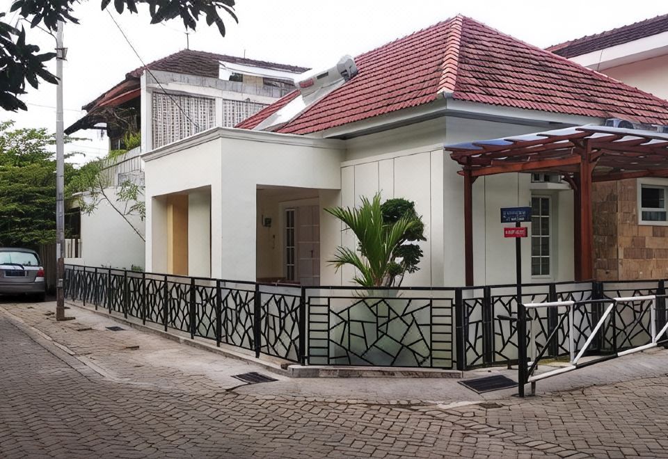 Omah Inap D24 Syariah near Universitas Aisyiah Yogyakarta Mitra RedDoorz - Housity