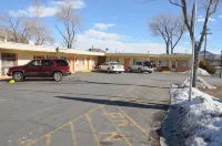 Rainbow Motel - parking