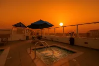 Downtown LA large 1 bedroom, sleeps 4 + 360° Pool + Free Parking - Spa