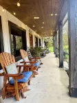 55 Acre Waterfront Retreat ~Hot Tub~Swim ~Fish ~Kayak ~Hike ~1 Acre Spring Pond~ - Chalets