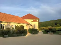 La Raimbaudière Hotels in Étampes