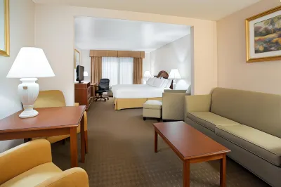 Holiday Inn Express & Suites Marion Hotel dekat Stengel True Museum