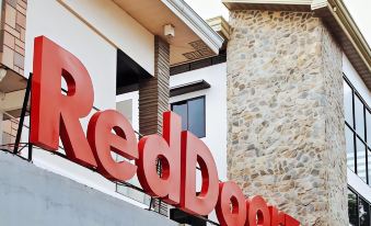 RedDoorz @ Malibu Room BF International Las Pinas
