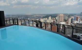 The hotel offers a high-level swimming pool with a scenic outdoor view of the city and its surroundings at Anew Hotel Parktonian Johannesburg