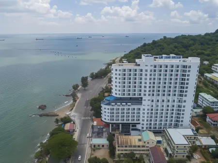 Mermaid Seaside Hotel Отели рядом с достопримечательностью «Bach Dinh White Palace»