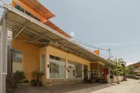 RedDoorz Near Jembatan Siti Nurbaya Padang Hotels in Padang