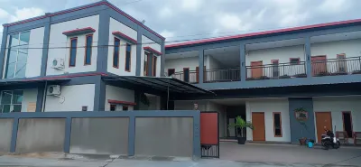 Lembunai Home Stay Hotels in Wae Kelambu