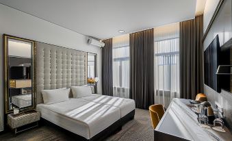 2. Hotel Co..