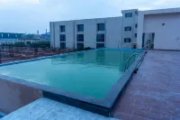 Ramada Encore By Wyndham Bhiwadi Phool Bagh Chowk - Pools