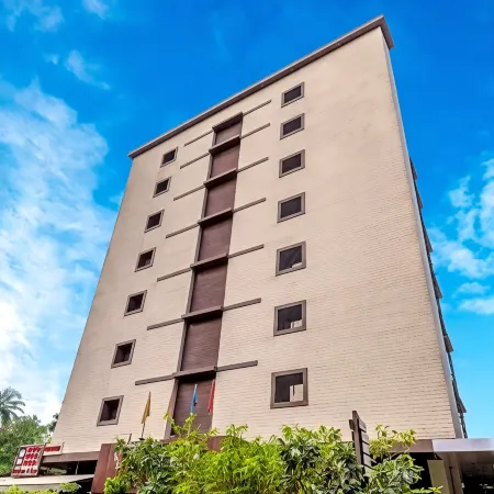 Hotel Oriental Aster - Mumbai International Airport Отели рядом с достопримечательностью «Paras Dham Temple»