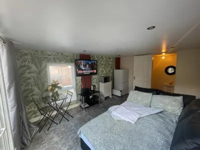 Studio-Sleeps 2 Free Parking-Garden-Near Shops Hotels near The Mall at Cribbs Causeway