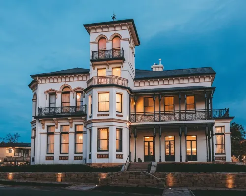Maylands Lodge Hotels near Tabor College
