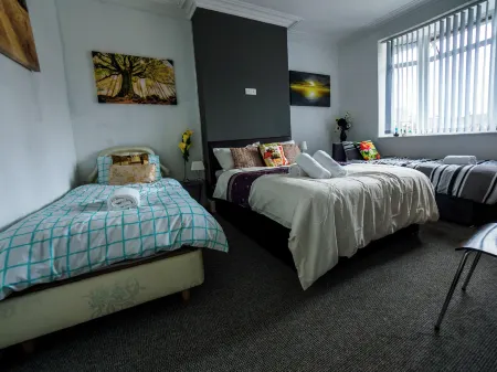 Bucknall Lodge Hanley Family Room 1 Отели рядом с достопримечательностью «The Excel Academy»