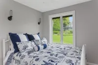 Private  Beach Steps to the Beach.