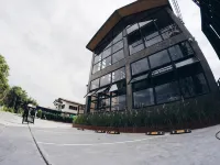 三B睡眠休閒旅館 บ้านเกาะ附近的飯店