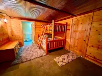 Longview Lodge 6 Bedrooms with Hot Tub & Swimming Pond, firepit, & pool table