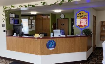 Super 8 by Wyndham Toledo - Housity