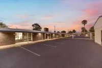 Parkview Motor Inn - parkir
