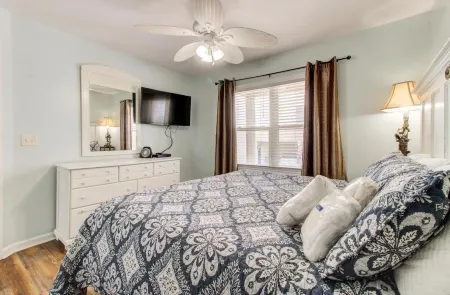 Steps to Beach - Dog Friendly - 2 Bedroom 1.5 Bathroom Townhome