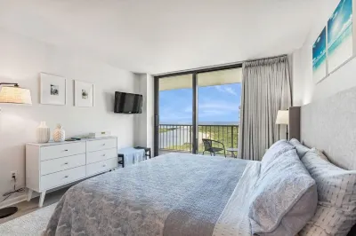 November Special: Beachfront 2 Bed/2 Bath Unit with Amazing Views of the Ocean South Marco Beach 주변 호텔