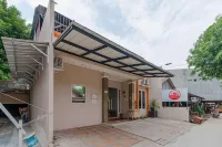 RedDoorz Syariah Near Kota Cinema Mall Jatiasih Hotel a Jatiasih