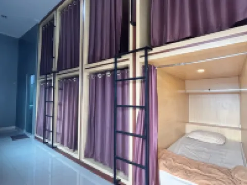 Losmen Al-Mukkaromah Hotels in Kebun Bunga