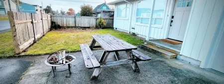 Downtown Designer Duplex close to Beach! Spa Tub, Sunroom, Game Room, EV & more!