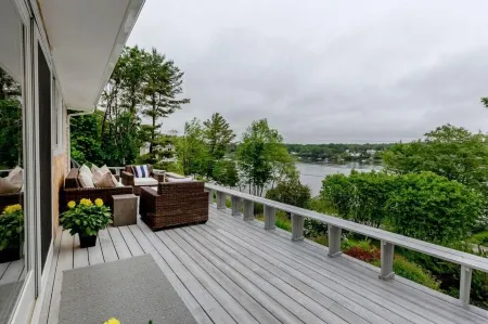 Kennebec River House -- Sweeping River Views and Hiking Trails Отели рядом с достопримечательностью «Seguin Island and Lighthouse»