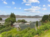 Beautiful views of Lake Chelan, scenic getaway close to downtown and Slidewaters Hotels in Chelan