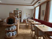 Hotel Zur Alten Schule - breakfast