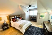 Luxe 4 Bed ATL Retreat - Pool, Fire, Sauna, Theater - บังกะโล