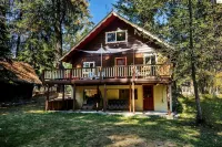 Chalet at the base of Schweitzer Mountain - プール