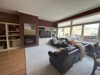 Downtown Yankton loft, perfect to gather, unwind, and create lasting memories. Hotels in Yankton