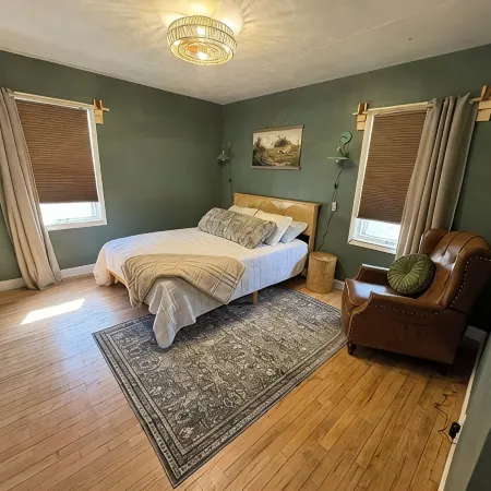 The Clover Cottage - Rolla's St.Pat's Themed house near S&T, Acorn Trail & more! Отели в г. Ролла