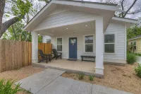 The Grove D with Hot Tub & King Beds - Walk to Main