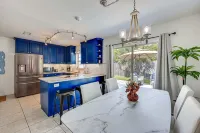 Blue Seahorse Beach cottage, Private backyard, free parking, steps from the sand