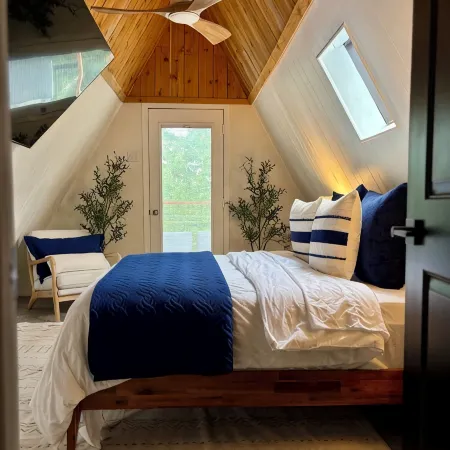 Secluded Lake Retreat • Hot Tub, Fire Pit, Golf Cart + Mini Golf