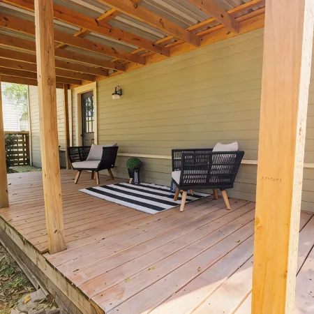 Peaceful and centrally located 2-bedroom house with AC and WiFi in Hillsboro