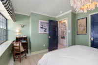 Le Hibou Blanc (A) - Fairhope: Laid-back Sophistication