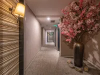 Homeinn Plus Hotel (Hangzhou West Lake Lakeside Wushan Square Hefang Street) Hotels near Qinghe Square