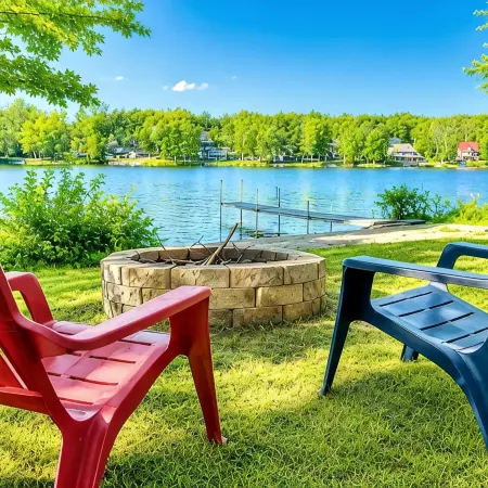 On Locke - Family lake house with pvt beach, dock