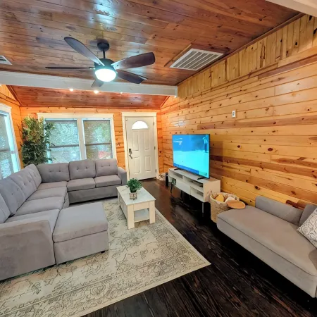 Modern Cabin Style Cottage 1-Block from Historic Downtown McKinney
