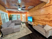 Modern Cabin Style Cottage 1-Block from Historic Downtown McKinney