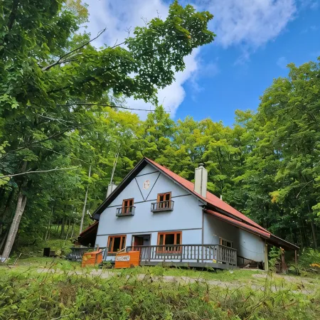 Peaceful Updated Chalet across street from Ski Brule --Right Side
