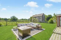 Walk to the Beach - Serene Coastal Country Cottage