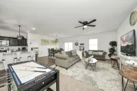 Family-Friendly 4-bedroom Oasis with Fully Equipped Kitchen & Relaxing Vibes.